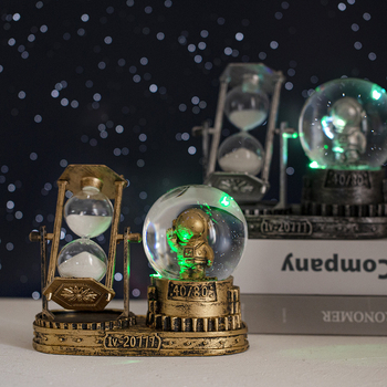 Sferă de cristal luminoasă cu astronaut și clepsidră – ornament de birou, cadou pentru băieți și elevi