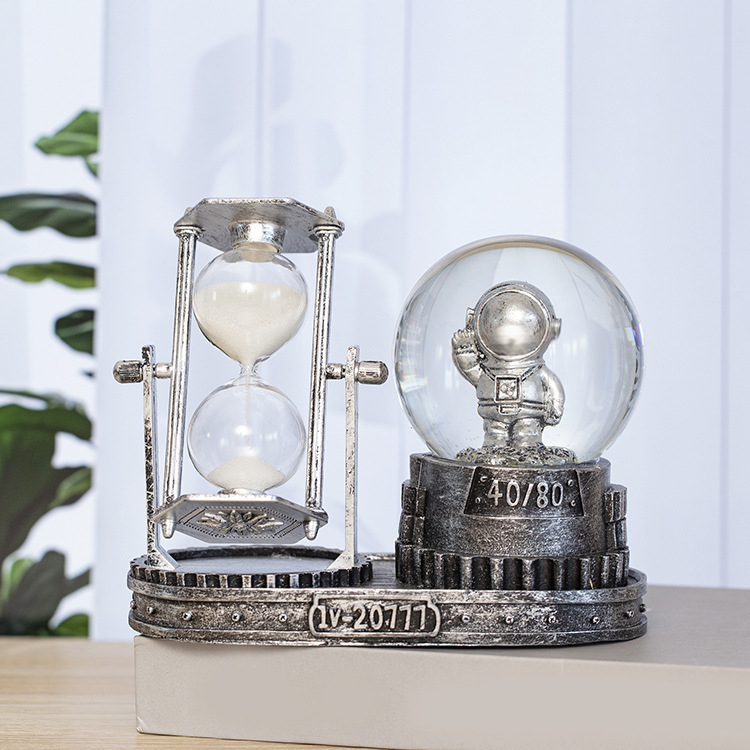 Sferă de cristal luminoasă cu astronaut și clepsidră – ornament de birou, cadou pentru băieți și elevi