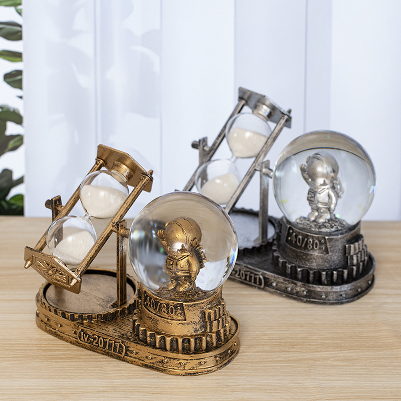 Sferă de cristal luminoasă cu astronaut și clepsidră – ornament de birou, cadou pentru băieți și elevi