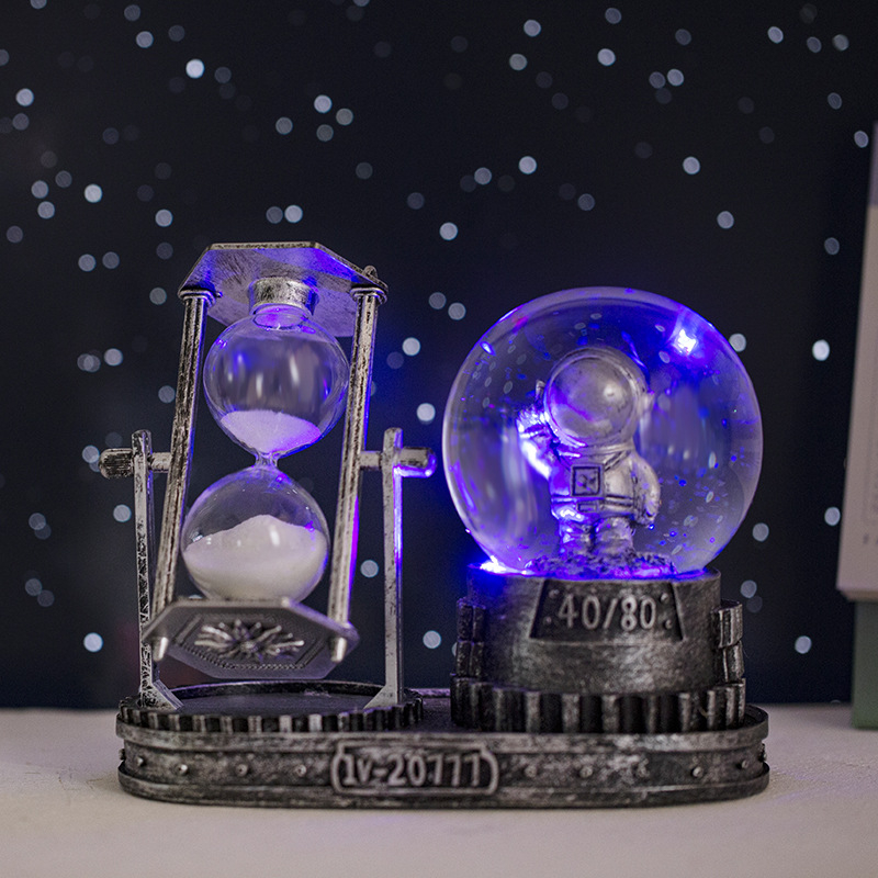 Sferă de cristal luminoasă cu astronaut și clepsidră – ornament de birou, cadou pentru băieți și elevi