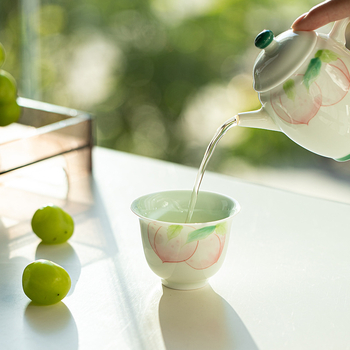ceașcă de ceai turcoaz-verde, pictată manual, nuanță piersică pe porțelan alb, cu picior înalt, decor sub glazură, design proaspăt și drăguț