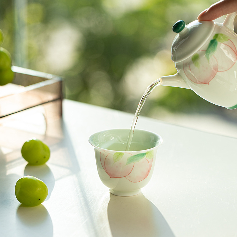 ceașcă de ceai turcoaz-verde, pictată manual, nuanță piersică pe porțelan alb, cu picior înalt, decor sub glazură, design proaspăt și drăguț