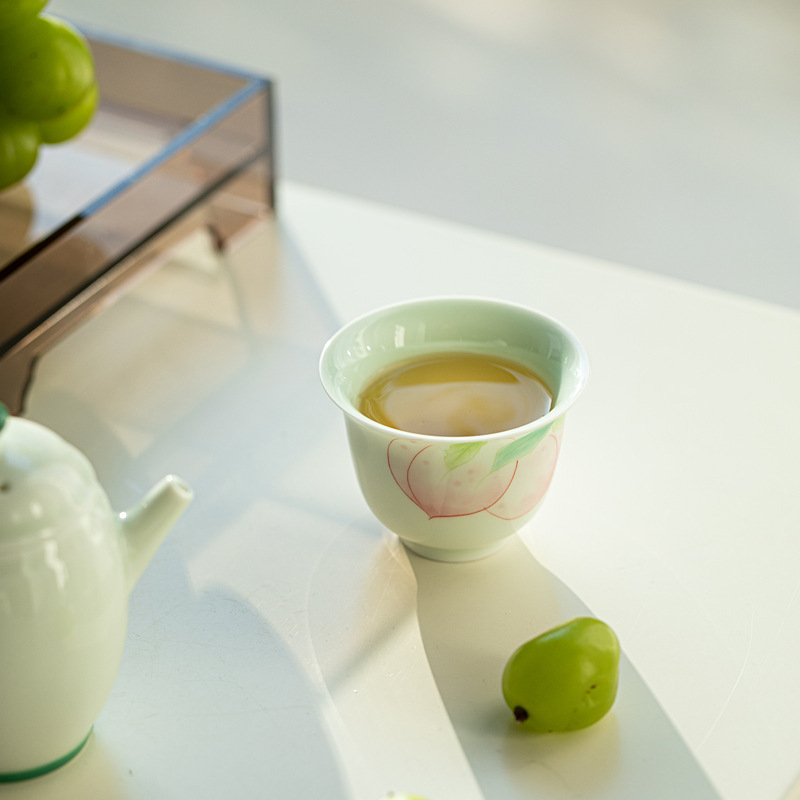 ceașcă de ceai turcoaz-verde, pictată manual, nuanță piersică pe porțelan alb, cu picior înalt, decor sub glazură, design proaspăt și drăguț