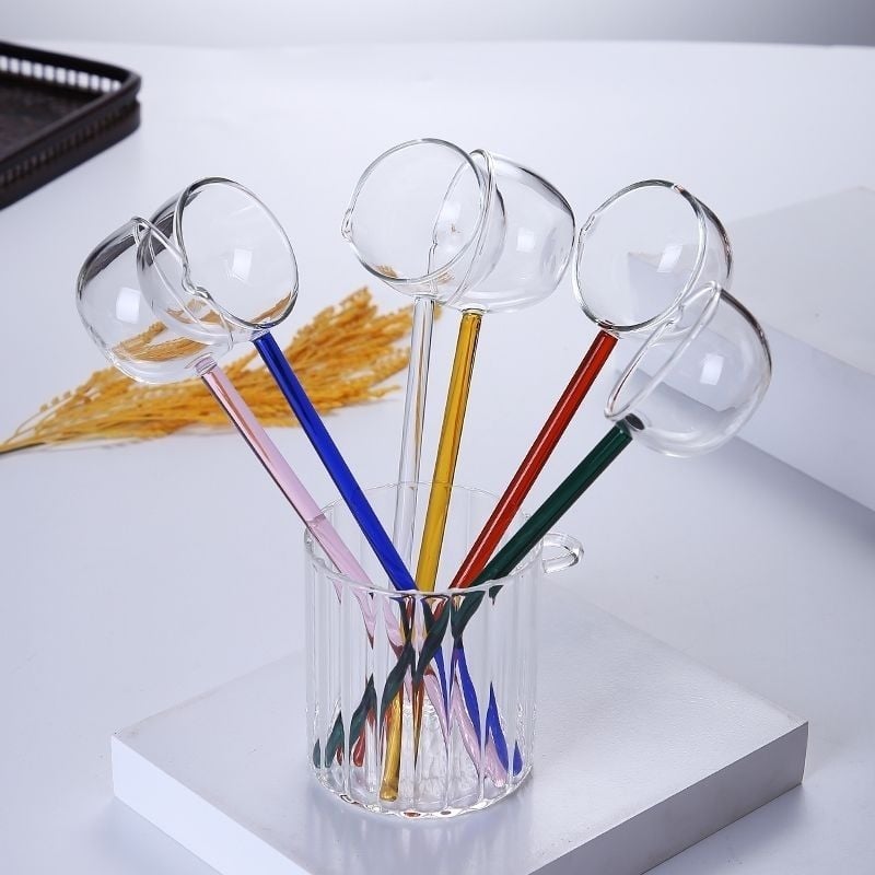 Lingură din sticlă borosilicată transparentă, cu mâner lung, colorată — lingură elegantă pentru desert, ceai și condimente.