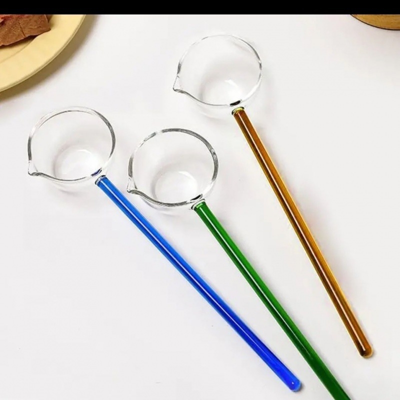 Lingură din sticlă borosilicată transparentă, cu mâner lung, colorată — lingură elegantă pentru desert, ceai și condimente.