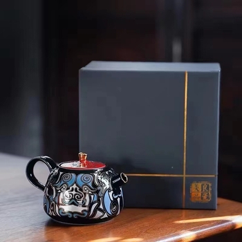 Ceainic ceramic cu glazură aur-argintiu și motiv cu ființă mitică, design retro elegant, dimensiune mică, filtru cu orificii sferice