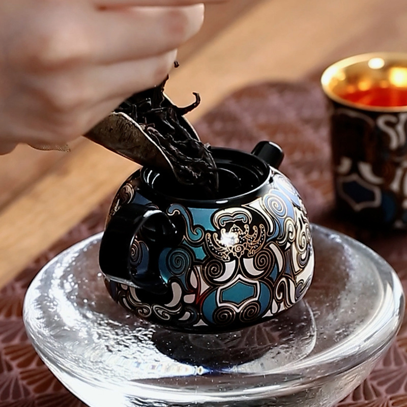 Ceainic ceramic cu glazură aur-argintiu și motiv cu ființă mitică, design retro elegant, dimensiune mică, filtru cu orificii sferice