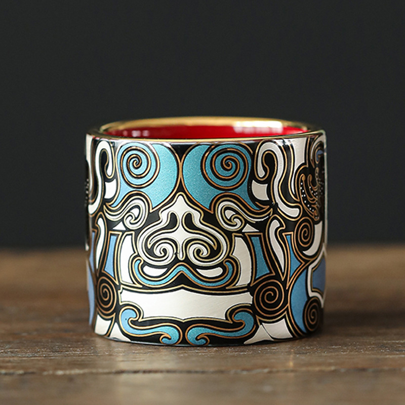 Ceainic ceramic cu glazură aur-argintiu și motiv cu ființă mitică, design retro elegant, dimensiune mică, filtru cu orificii sferice
