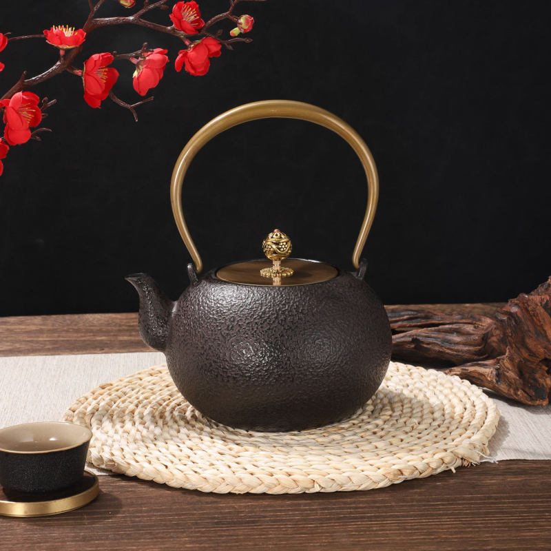 Ceainic din fontă, cu textură ciocănită și finisaj crem, design retro inspirat de Japonia, cu mâner de ridicare, potrivit pentru prepararea ceaiului acasă sau în aer liber