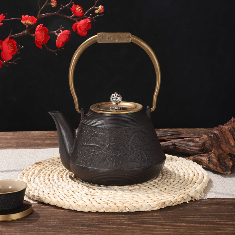 Ceainic din fontă, cu textură ciocănită și finisaj crem, design retro inspirat de Japonia, cu mâner de ridicare, potrivit pentru prepararea ceaiului acasă sau în aer liber