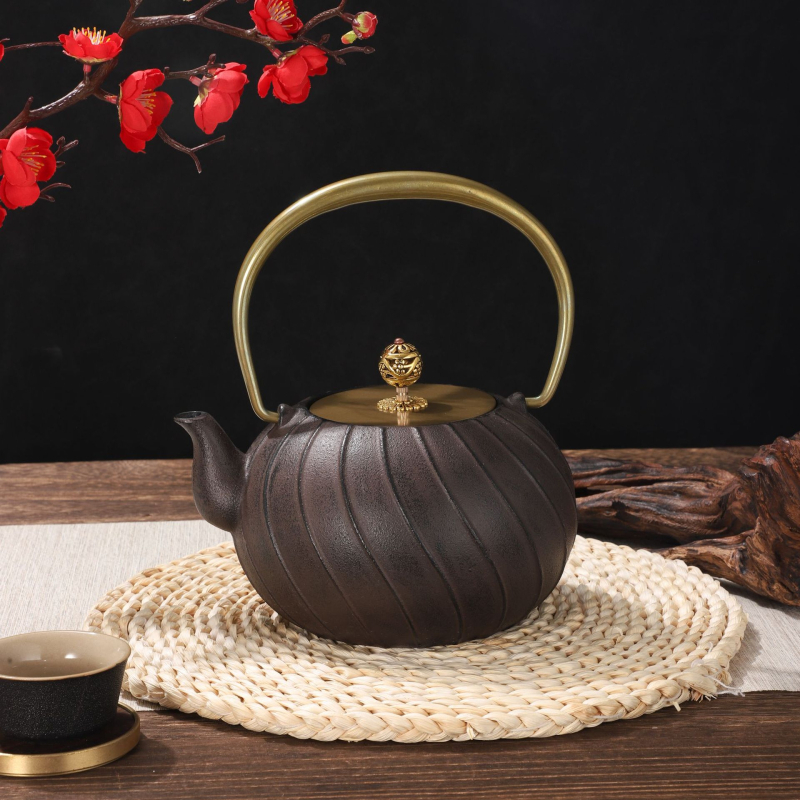 Ceainic din fontă, cu textură ciocănită și finisaj crem, design retro inspirat de Japonia, cu mâner de ridicare, potrivit pentru prepararea ceaiului acasă sau în aer liber