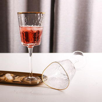 Pahar de vin din sticlă cu margine aurie și textură ciocănită, formă triunghiulară transparentă, stil european, pahar înalt pentru șampanie și vin roșu
