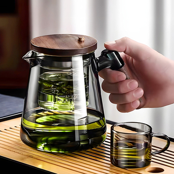 Ceainic elegant personalizabil pentru infuzie, mâner din lemn de nuc, interior din sticlă, filtrare printr-un buton, separare ceai-apă și pregătire prin presare.