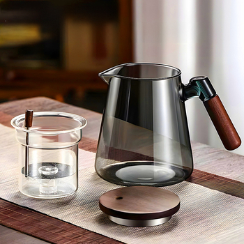 Ceainic elegant personalizabil pentru infuzie, mâner din lemn de nuc, interior din sticlă, filtrare printr-un buton, separare ceai-apă și pregătire prin presare.