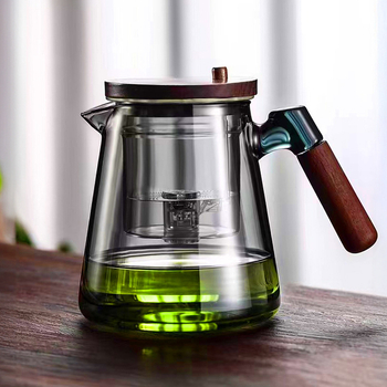 Ceainic elegant personalizabil pentru infuzie, mâner din lemn de nuc, interior din sticlă, filtrare printr-un buton, separare ceai-apă și pregătire prin presare.