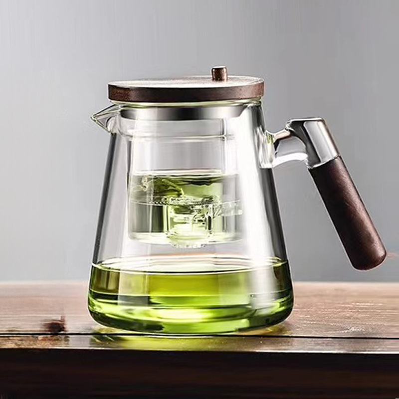 Ceainic elegant personalizabil pentru infuzie, mâner din lemn de nuc, interior din sticlă, filtrare printr-un buton, separare ceai-apă și pregătire prin presare.