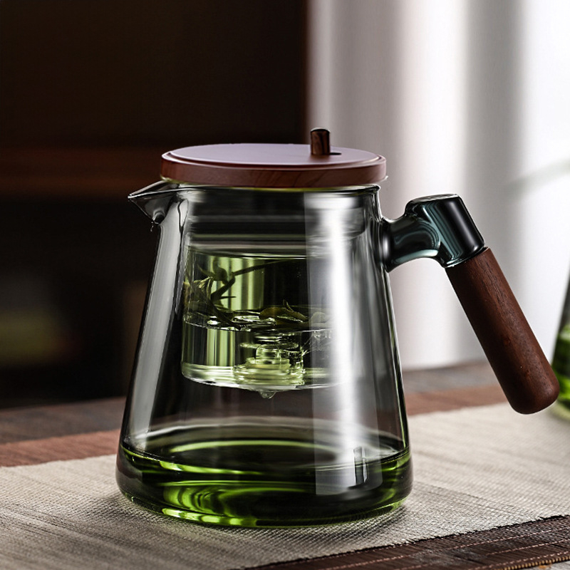 Ceainic elegant personalizabil pentru infuzie, mâner din lemn de nuc, interior din sticlă, filtrare printr-un buton, separare ceai-apă și pregătire prin presare.