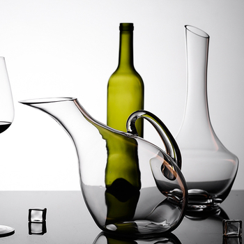 Decantor de vin din cristal fără plumb, cu gură înclinată și dispozitiv de turnare în formă de melc – set premium