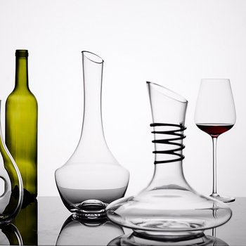 Decantor de vin din cristal fără plumb, cu gură înclinată și dispozitiv de turnare în formă de melc – set premium