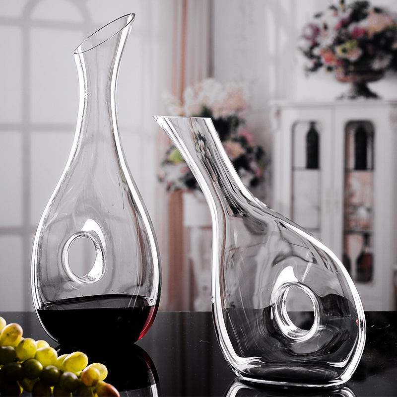 Decantor de vin din cristal fără plumb, cu gură înclinată și dispozitiv de turnare în formă de melc – set premium