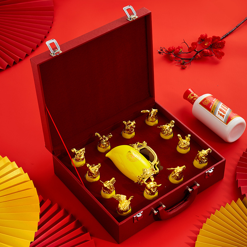 Set de băuturi placat cu aur, cu zodiac chinezesc și motivul capului de animal, în cutie din piele