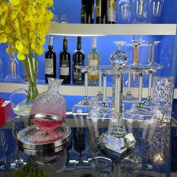 Decantor de vin burgund din sticlă fără plumb, în husă din piele, lux accesibil