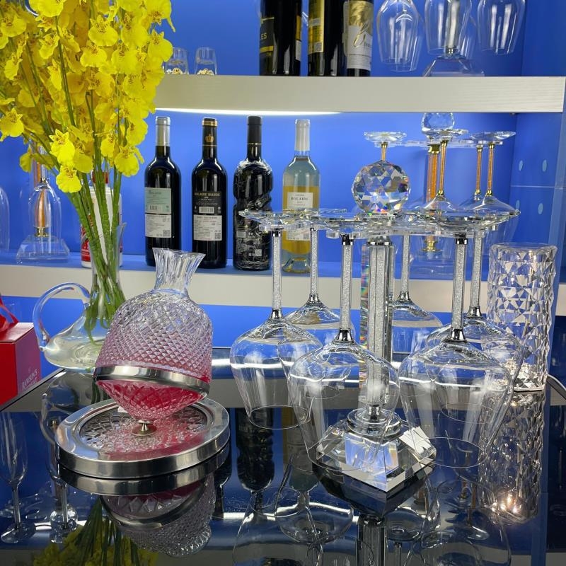 Decantor de vin burgund din sticlă fără plumb, în husă din piele, lux accesibil