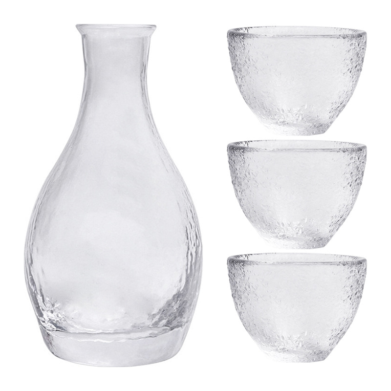 Set japonez din sticlă pentru sake — realizat manual, 1 carafă și 3 pahare, textură ciocănită, set cadou