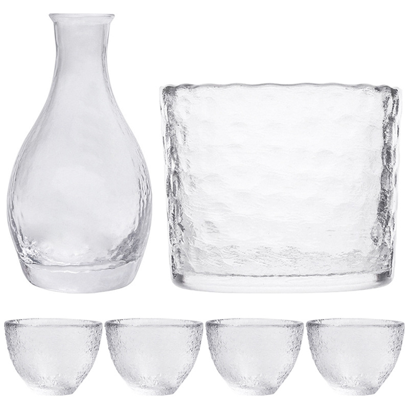 Set japonez din sticlă pentru sake — realizat manual, 1 carafă și 3 pahare, textură ciocănită, set cadou
