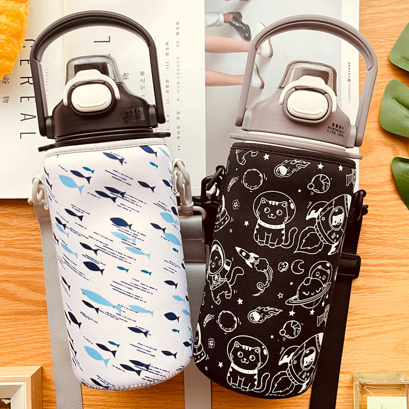 Ceașcă din plastic izolată drăguță, 1300 ml, husă pentru ceașă cu curea crossbody, potrivire universală, ceșă de 1700 ml cu corp lat, husă de protecție pentru exterior