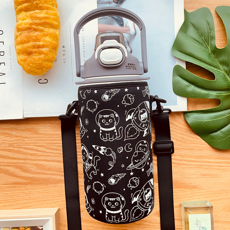Ceașcă din plastic izolată drăguță, 1300 ml, husă pentru ceașă cu curea crossbody, potrivire universală, ceșă de 1700 ml cu corp lat, husă de protecție pentru exterior