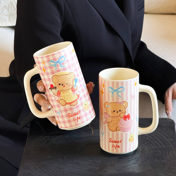 Cană ceramică cu motiv de ursuleț și tort, elemente de desen, stil drăguț, cu capac