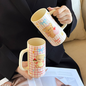 Cană ceramică cu motiv de ursuleț și tort, elemente de desen, stil drăguț, cu capac