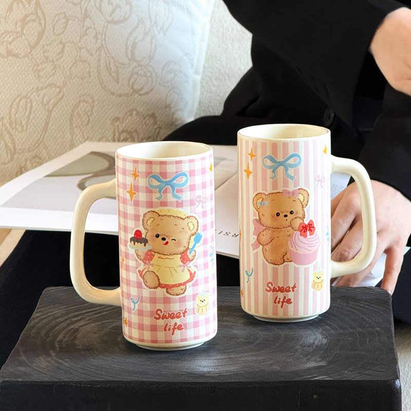 Cană ceramică cu motiv de ursuleț și tort, elemente de desen, stil drăguț, cu capac