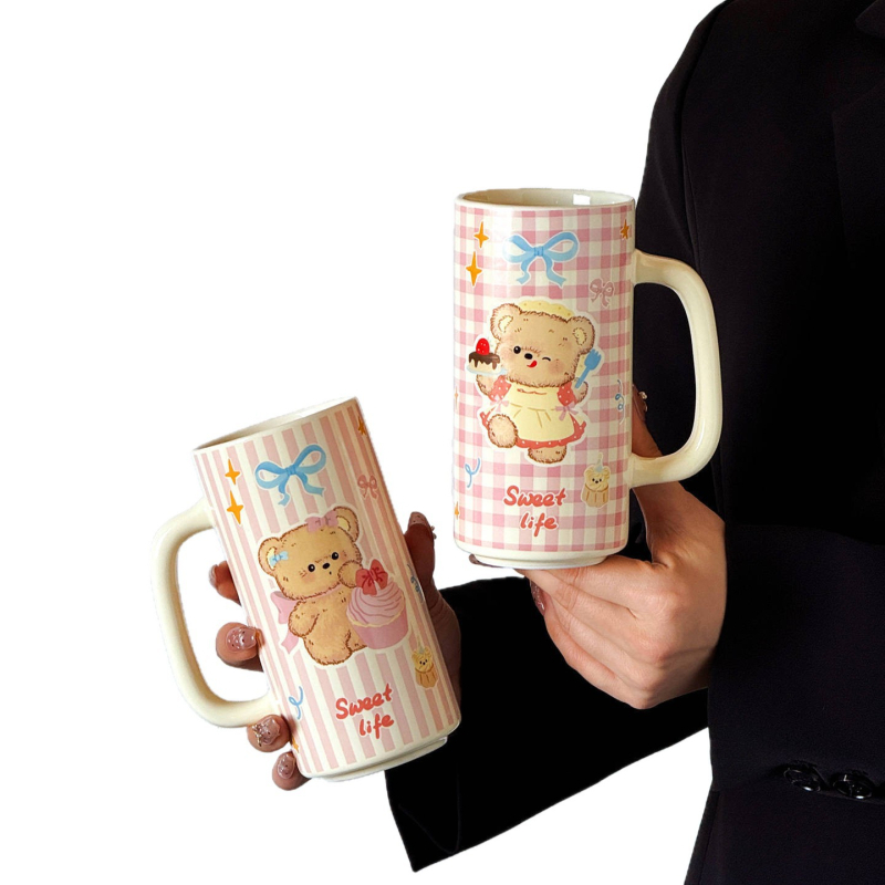 Cană ceramică cu motiv de ursuleț și tort, elemente de desen, stil drăguț, cu capac