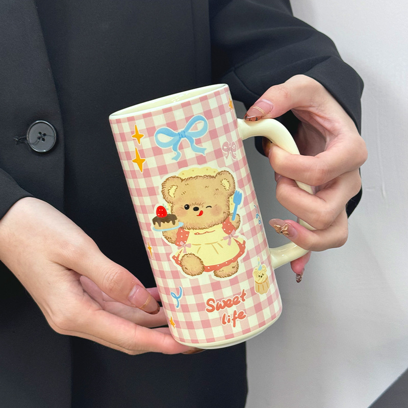 Cană ceramică cu motiv de ursuleț și tort, elemente de desen, stil drăguț, cu capac