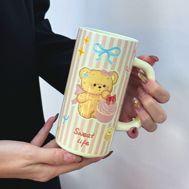 Cană ceramică cu motiv de ursuleț și tort, elemente de desen, stil drăguț, cu capac