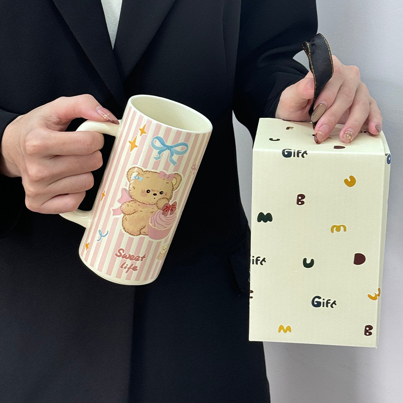 Cană ceramică cu motiv de ursuleț și tort, elemente de desen, stil drăguț, cu capac