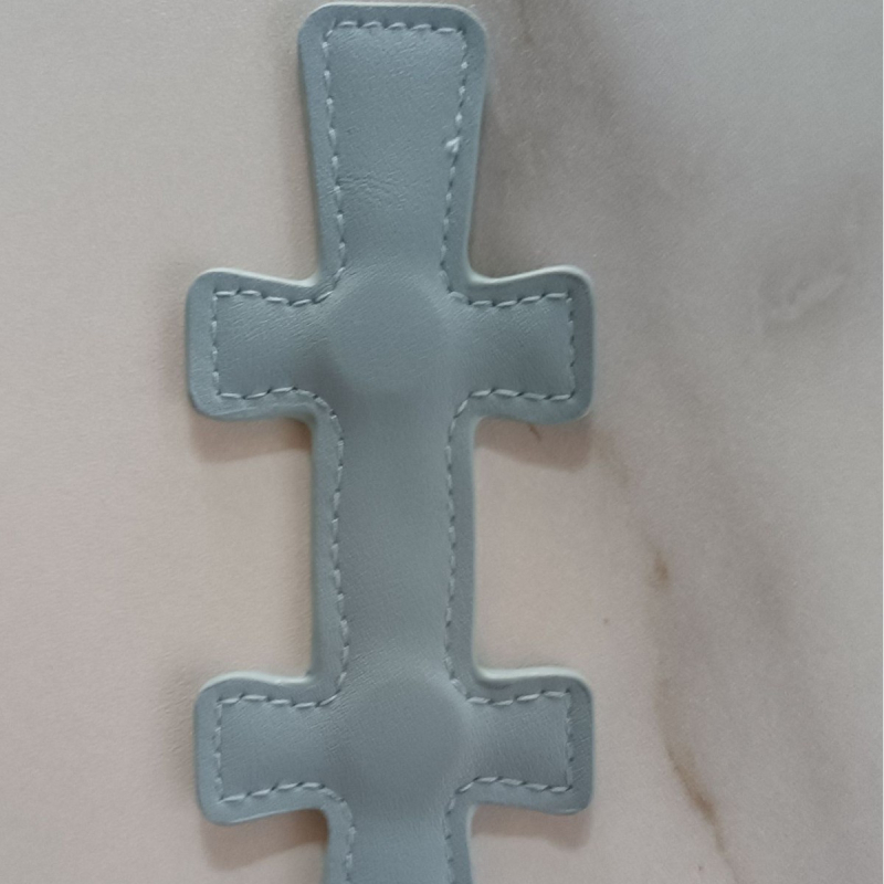Semn de pagină magnetic din piele, în formă de cruce – gravare cu laser, marcaj de Crăciun