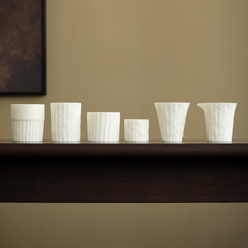 Ceasă de cafea cu finisaj mat și model origami, din porțelan alb, potrivită pentru latte art, băuturi și ceai.