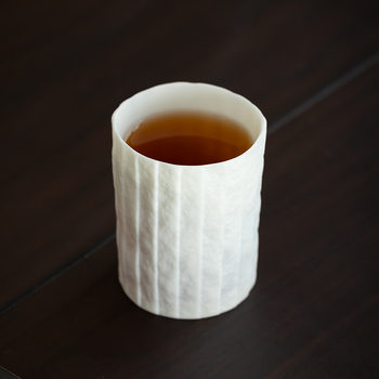 Ceasă de cafea cu finisaj mat și model origami, din porțelan alb, potrivită pentru latte art, băuturi și ceai.