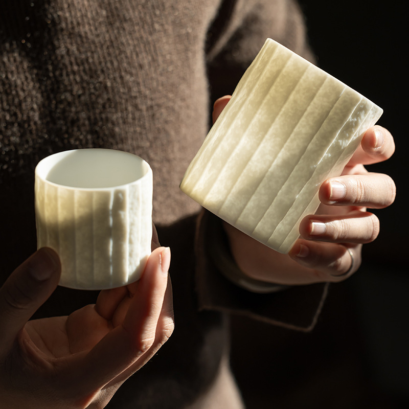 Ceasă de cafea cu finisaj mat și model origami, din porțelan alb, potrivită pentru latte art, băuturi și ceai.