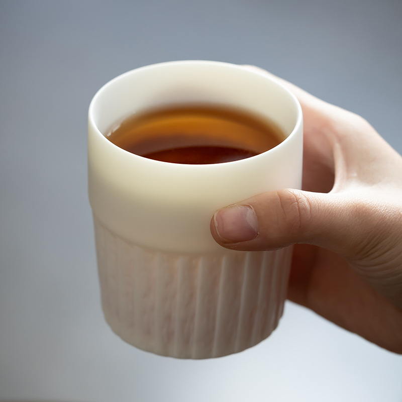 Ceasă de cafea cu finisaj mat și model origami, din porțelan alb, potrivită pentru latte art, băuturi și ceai.