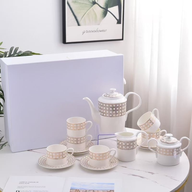 Set de cafea din porțelan de os, 15 piese, ceainic, căni și farfurioare, într-o cutie cadou