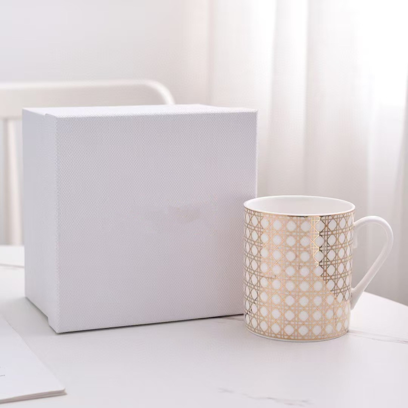 Set de cafea din porțelan de os, 15 piese, ceainic, căni și farfurioare, într-o cutie cadou