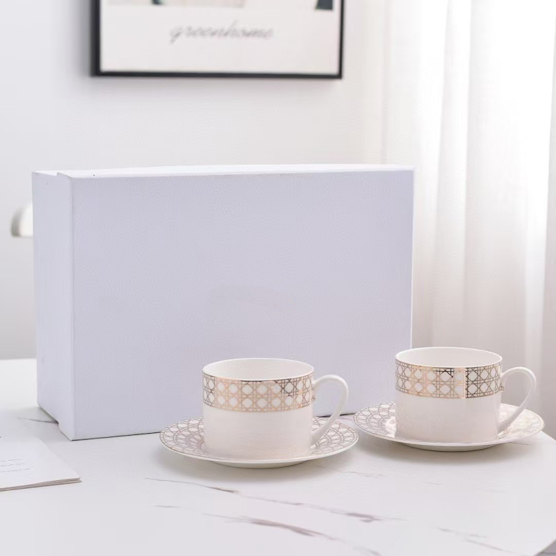 Set de cafea din porțelan de os, 15 piese, ceainic, căni și farfurioare, într-o cutie cadou
