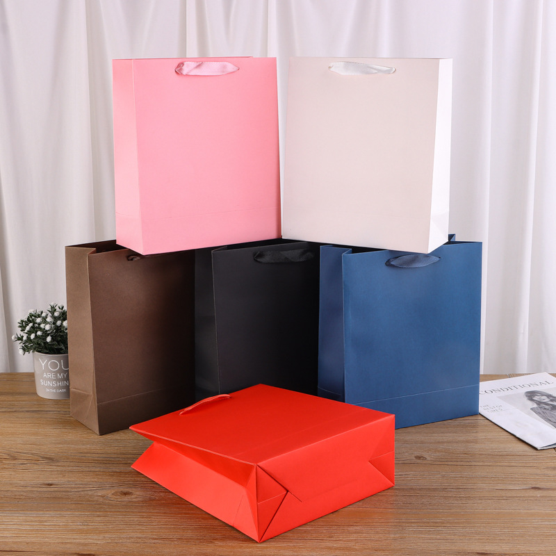 Genți de hârtie personalizate cu logo pentru haine — pungii de cadouri din carton alb pentru bijuterii și cosmetice