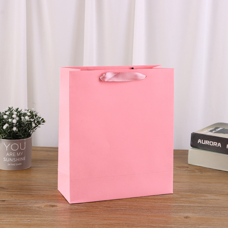 Genți de hârtie personalizate cu logo pentru haine — pungii de cadouri din carton alb pentru bijuterii și cosmetice