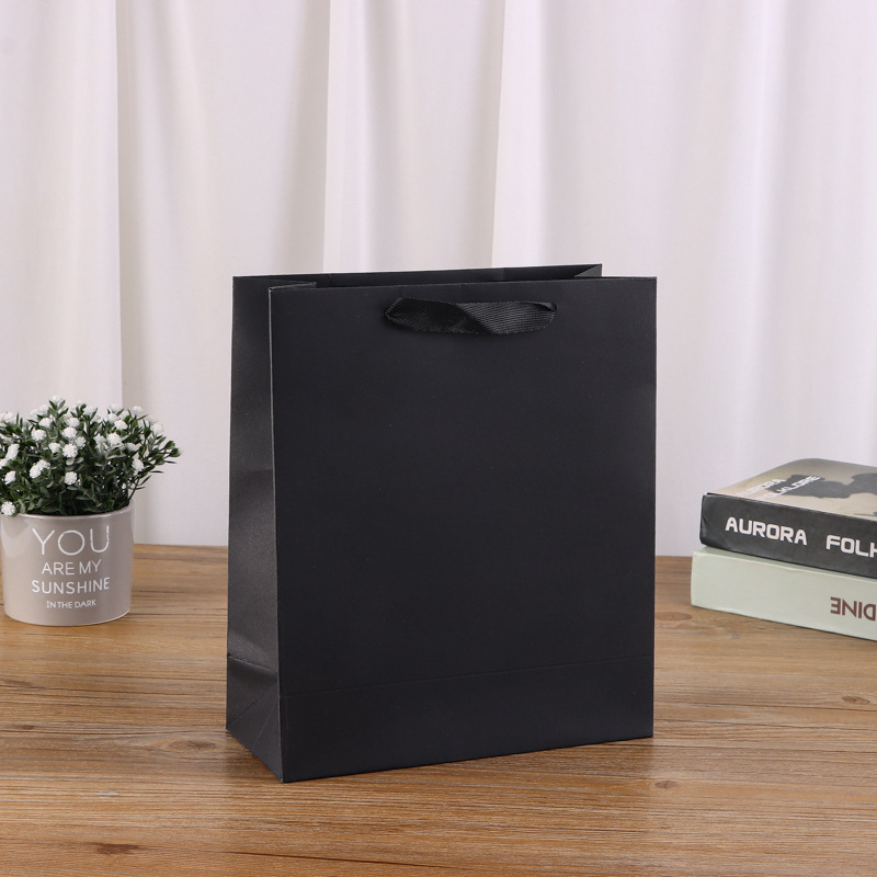 Genți de hârtie personalizate cu logo pentru haine — pungii de cadouri din carton alb pentru bijuterii și cosmetice