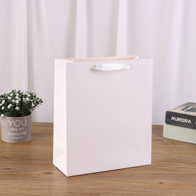 Genți de hârtie personalizate cu logo pentru haine — pungii de cadouri din carton alb pentru bijuterii și cosmetice